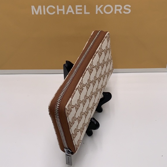 Michael Kors Men’s Women’s Cooper Tech Zip Around Continental Wallet
Light Cream - Picture 3 of 13